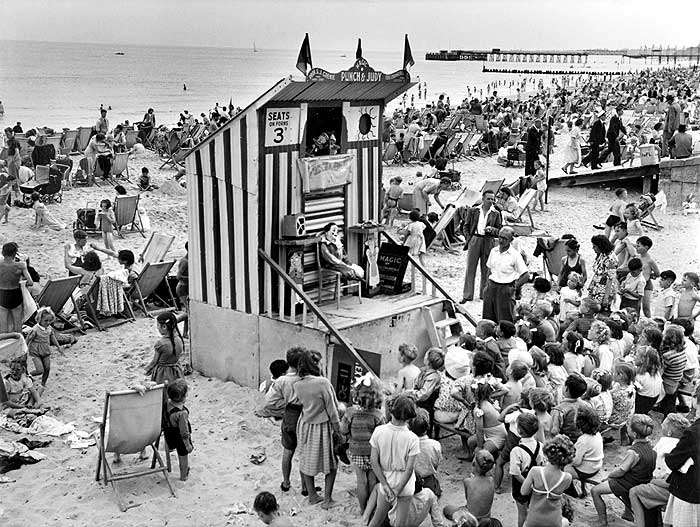 L33 Punch and Judy show 1949.jpg