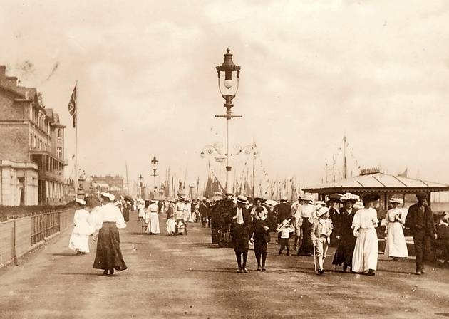 L37 Lowestoft's Esplanade in about 1910..jpg