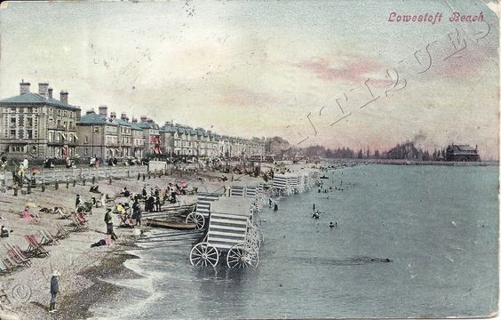 L92 Lowestoft Beach Postcard.jpg
