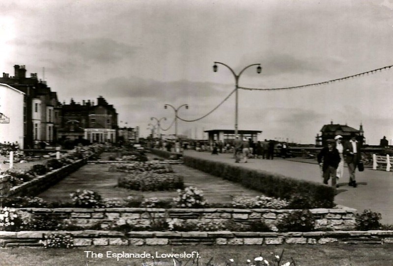 L671 The Esplanade, Lowestoft. Late 1940s-1953..jpg