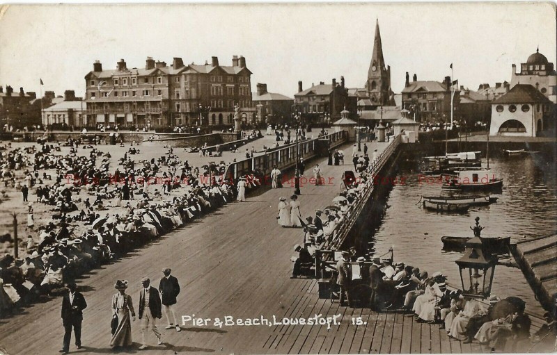 L861 Lowestoft Pier & Beach 1913.jpg
