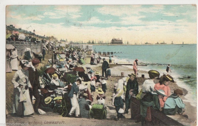L830 Lowestoft, The Beach 1905.jpg