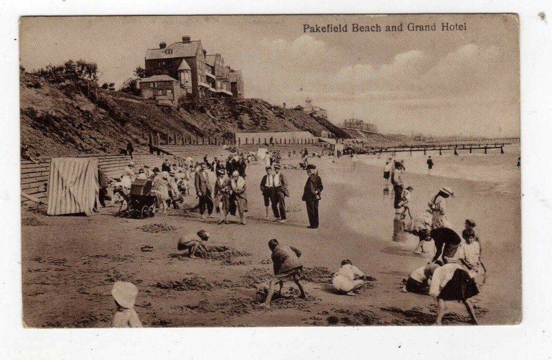 L885 Suffolk-Pakefield-The-Beach-And-Grand-Hotel.jpg