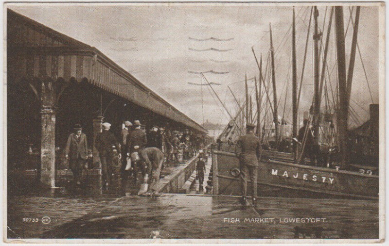 L1152 Lowestoft, a busy fish market 1932.jpg