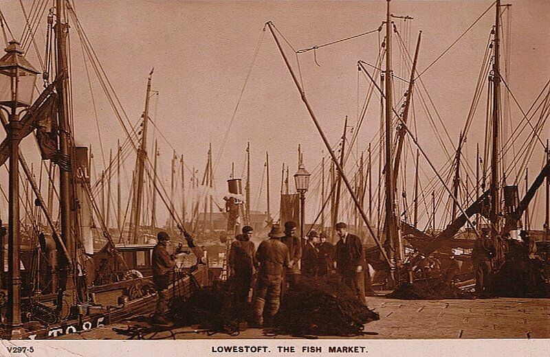 L1153 Lowestoft, men on the fish market 1907.jpg