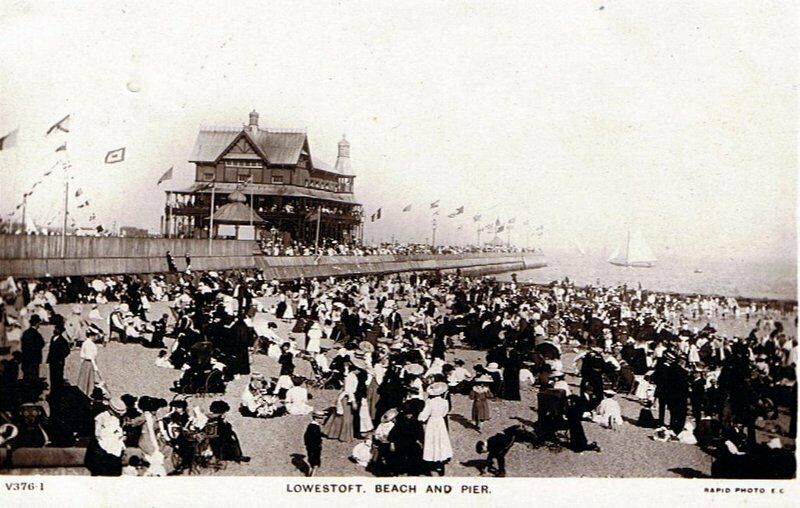 L1139 Lowestoft, south beach & pier 1909.jpg