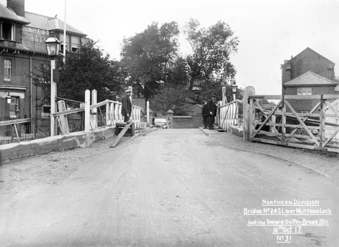L587 Bridge at Mutford Lock.jpg