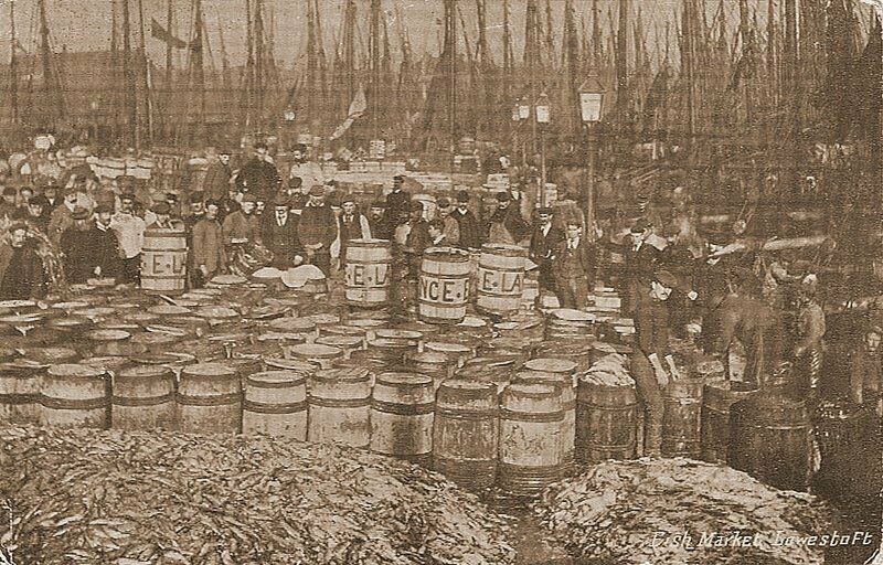 L1250 Packed busy Lowestoft fish market circa 1905.jpg
