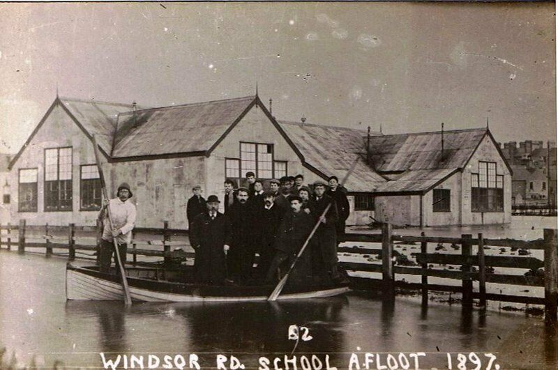 L1134 A floating school, Windsor Road c1910.jpg